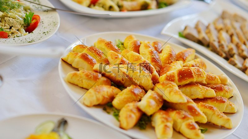 餐饮加盟与直营：模式差异与选择考量